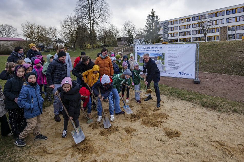 Kinder der Baumgarten-Grundschule und Bürgermeister Ralph Burghart (55, CDU) griffen für den symbolischen Baubeginn zum Spaten.