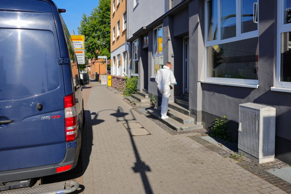 Die Spurensicherung inspizierte den Tatort in der Hanauer Wilhelmstraße mehrere Stunden.