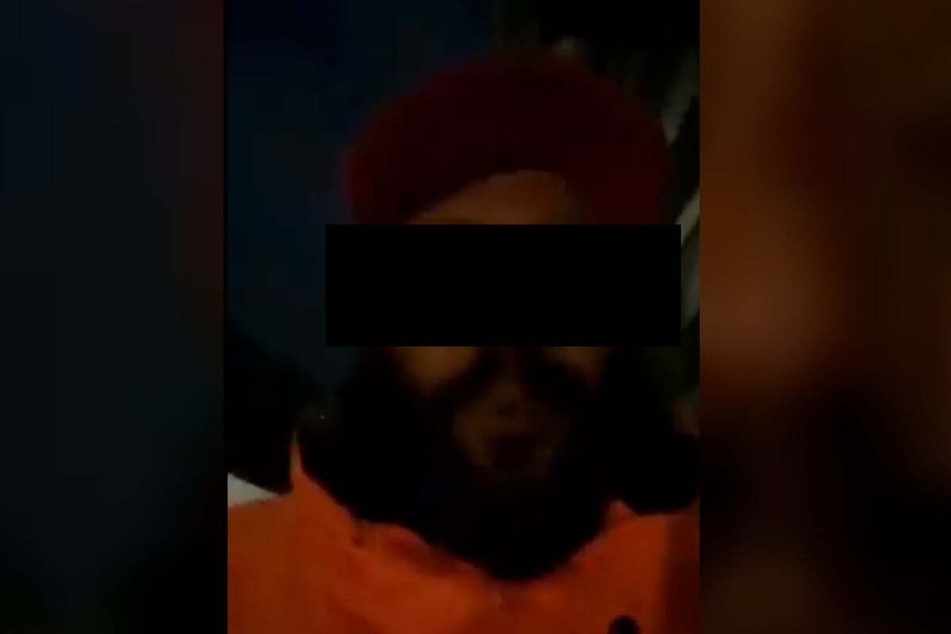 Der Verdächtige in der orangen Jacke in seinem Facebook-Video.
