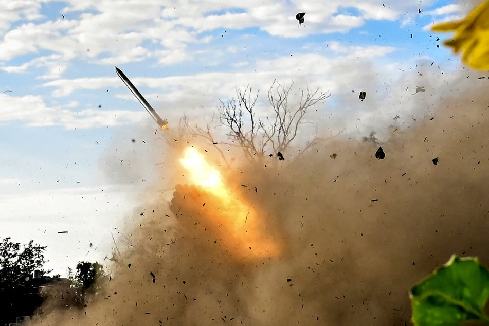 Artilleristen feuern einen RM-70 Mehrfachraketenwerfer nahe der Front ab. (Archivbild)