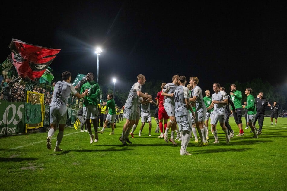 Ausgelassen feiern durften die Chemiker in dieser Saison in der Regionalliga Nordost noch nicht. Logisch, dass sie das am Mittwoch dann genossen.