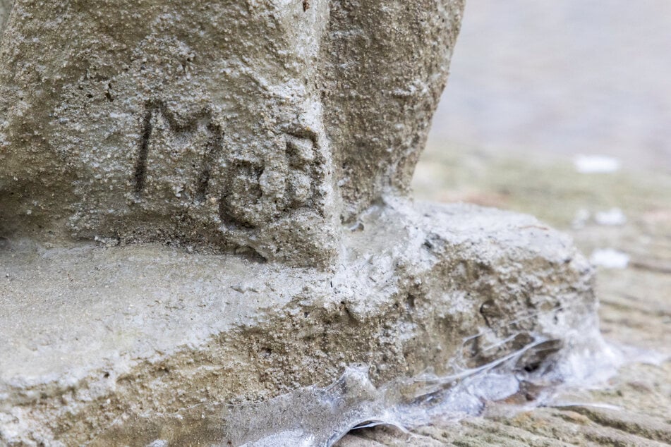 Das Kürzel deutet auf den Dresdner Künstler "McBone" hin.