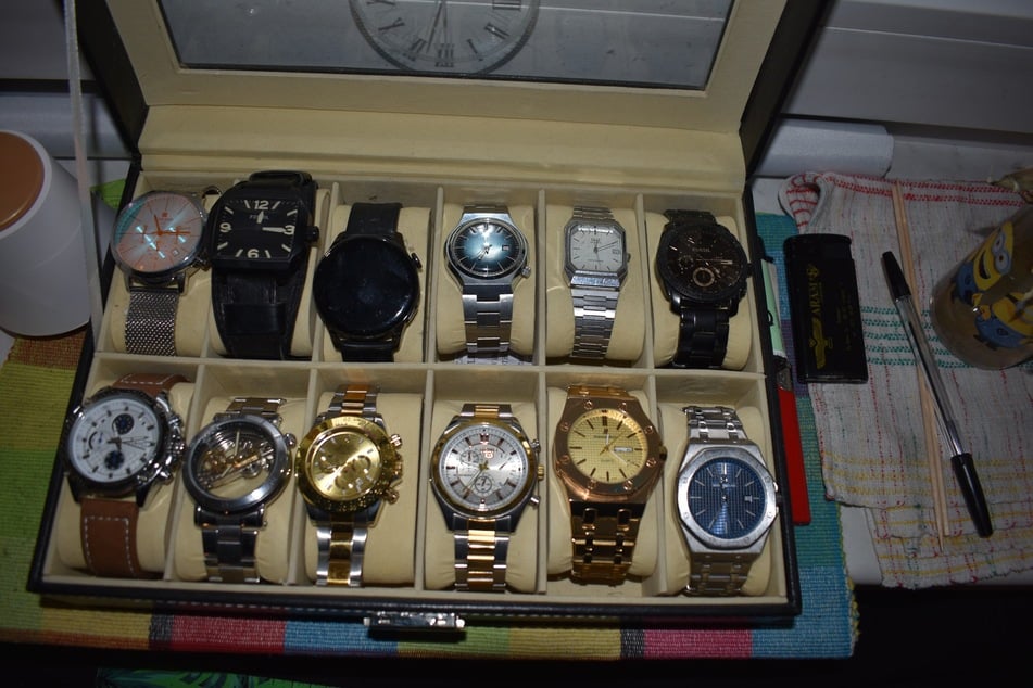 Die Einsatzkräfte stellten mehrere Luxusuhren sicher.