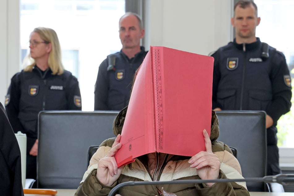 Bereits am vierten Verhandlungstag am 13. Mai saß die Angeklagte im Saal des Landgerichts während des Mordprozesses im Fall Fabian (†8).
