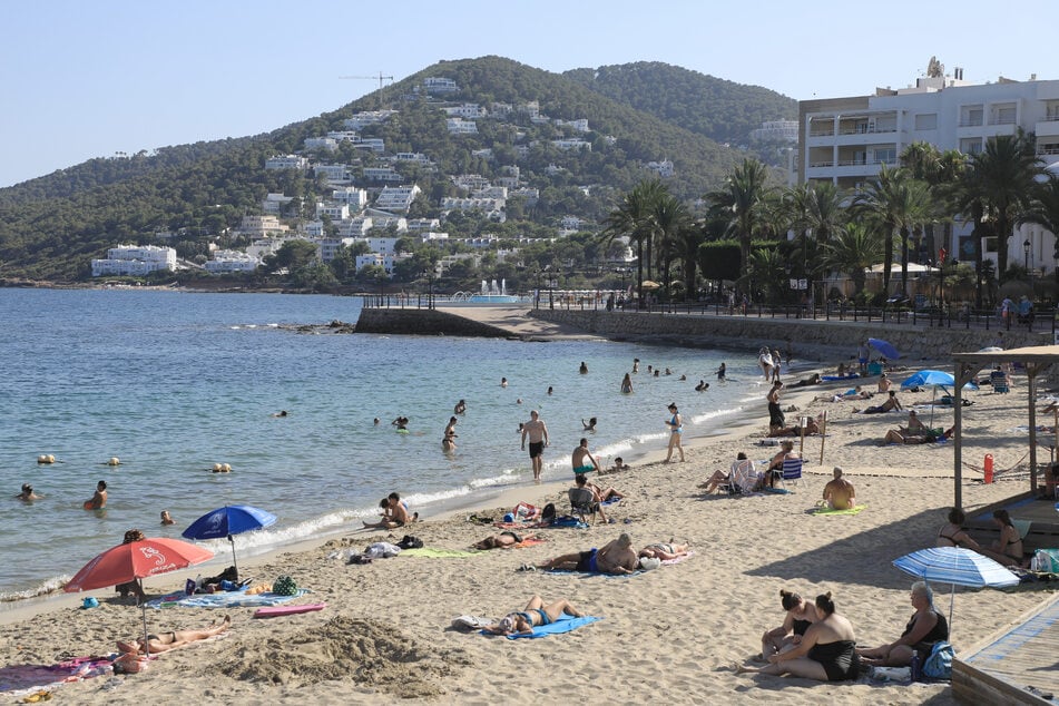 Der Strand von Santa Eulalia auf Ibiza ist bei Touristen beliebt. Wer in dem Ort essen geht, sollte sich aber wohl nicht mit den Köchen anlegen.