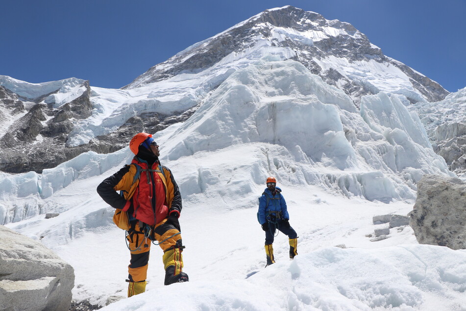 Khim Lal Gautam (l) schaut auf dem Weg zum Lager 1 auf dem Mount Everest nach oben.