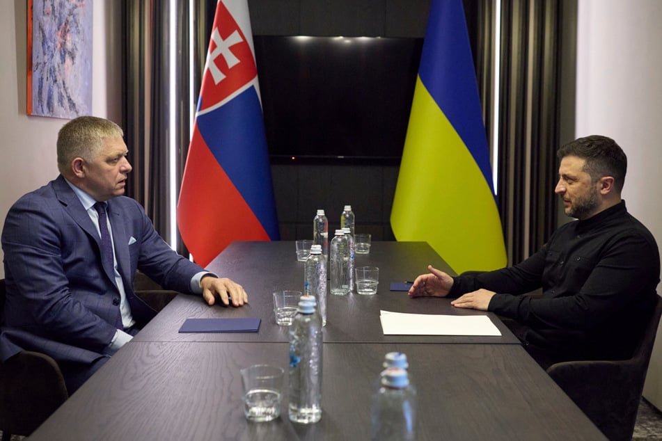 Auf diesem vom Presseamt des ukrainischen Präsidenten zur Verfügung gestellten Foto unterhalten sich der ukrainische Präsident Wolodymyr Selenskyj (47, r.) und der slowakische Ministerpräsident Robert Fico (60) in Uschgorod.