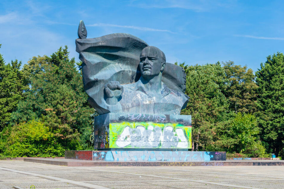 Im Ernst-Thälmann-Park wurden zwei Frauen und ein Mann geschlagen und überfallen. (Symbolbild)