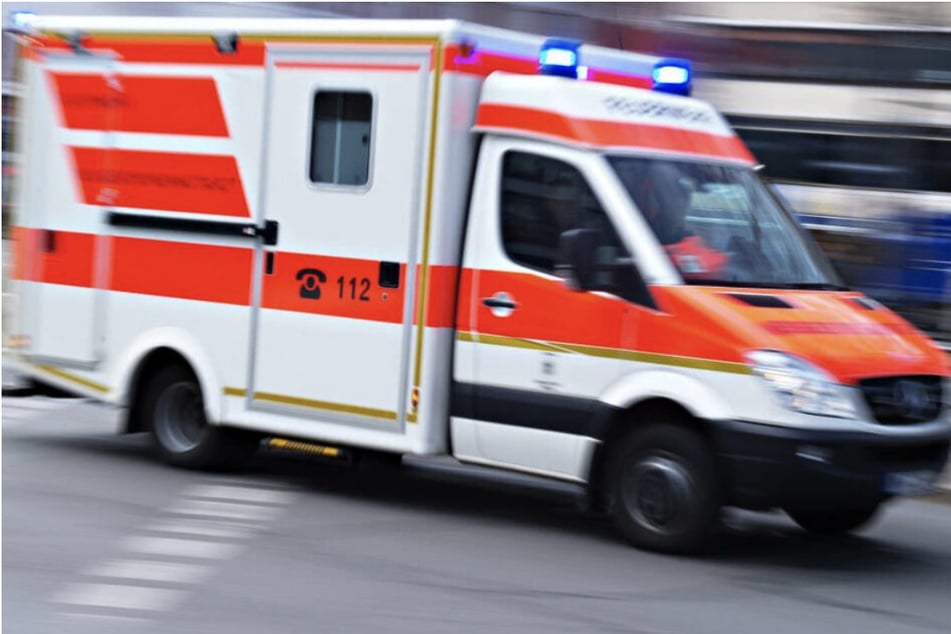 Mit einem Krankenwagen wurde ein 83- und ein 47-Jähriger in eine Klinik gebracht. (Symbolbild)