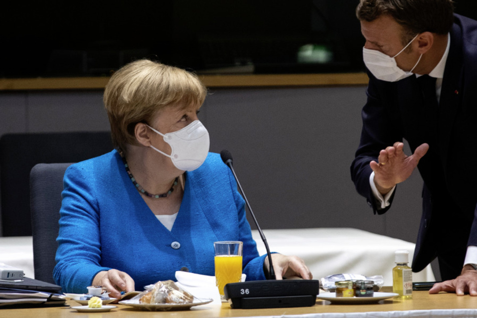 Belgien, Brüssel: Bundeskanzlerin Angela Merkel (66) spricht mit dem französischen Präsidenten Emmanuel Macron (42). (Archivbild)