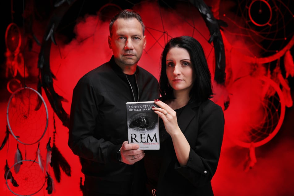 Der neue Thriller "REM" von Sebastian Fitzek (54) und Annika Strauss (41) ist nun auch bei Audible als Hörbuch verfügbar.