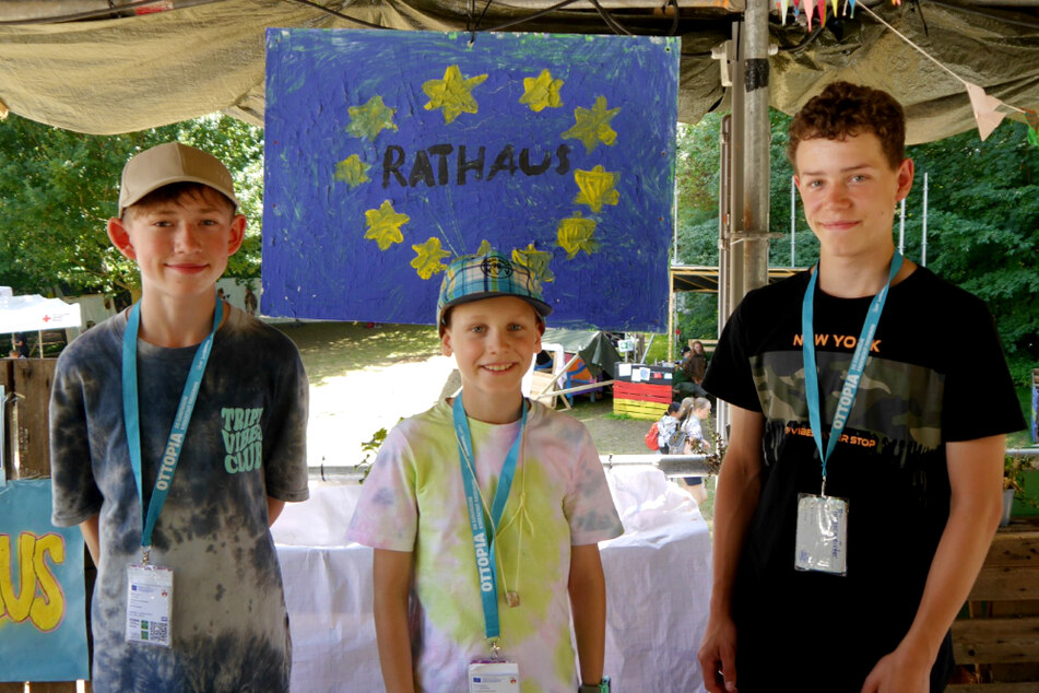 Kairen, der Bürgermeister von Ottopia (14, r.) sowie sein Sekretär Julian (10, M.) und Vizebürgermeister Felix (13, l.) haben eine Umweltsteuer eingeführt, um die Stadtreinigung und das Umweltamt zu finanzieren.