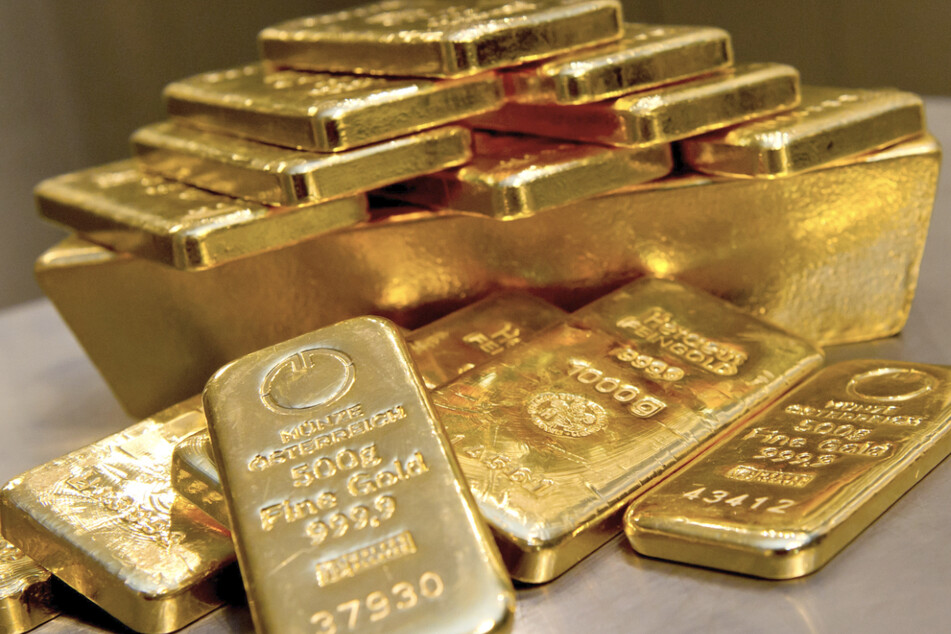 Goldbarren in unterschiedlicher Größe liegen bei einem Goldhändler. Der Zoll hat einen illegalen Goldhandel von Liechtenstein nach Baden-Württemberg aufgedeckt. (Symbolbild)