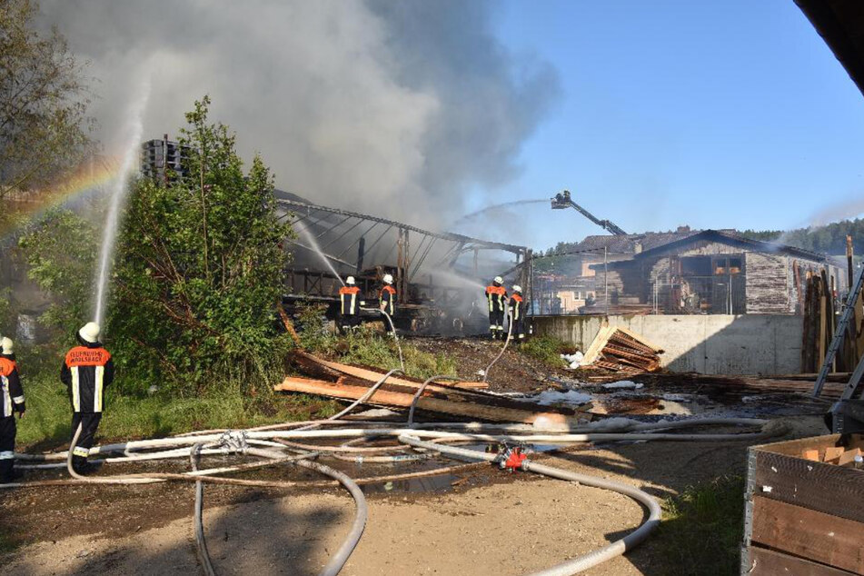 Feuerwehrleute bei den Löscharbeiten in Johanniskirchen.