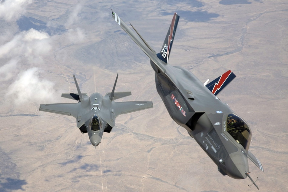 Zwei Lockheed-Martin-F-35-Kampfflugzeuge über Kalifornien - auch solche modernen Tarnkappen-Jets werden im Juni im deutschen Luftraum den Luft-Boden-Kampf üben.