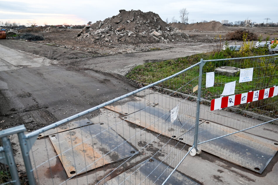 Auf der Baustelle des Fußball-Nachwuchsleistungszentrums in Halle (Saale) wurden erneut zwei Fliegerbomben aus dem Zweiten Weltkrieg entdeckt. (Archivbild)