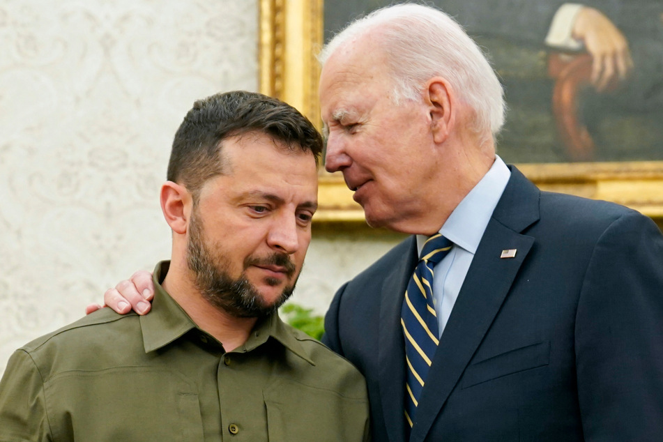Der ukrainische Staatschef Wolodymyr Selenskyj (45, l.) im Gespräch mit US-Präsident Biden (80).