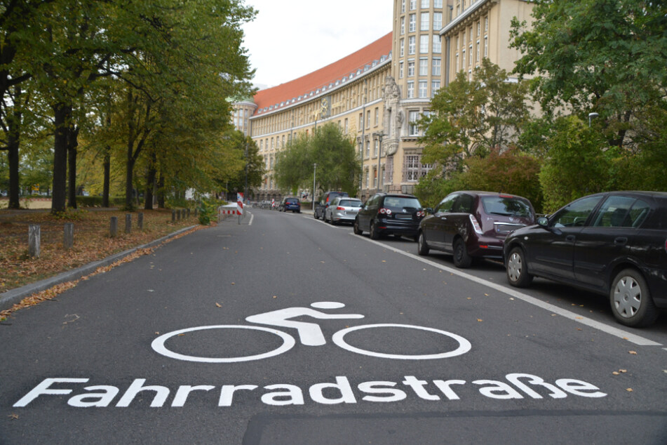 Solche Fahrradstraßen-Markierungen erhalten nun auch die Beethovenstraße, die Wächterstraße und die Wilhelm-Seyffert-Straße im Leipziger Musikviertel.