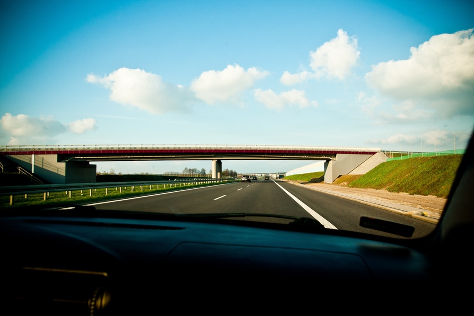In NRW können sich Autofahrer über einen neuen Service freuen. Die Audio-App "Erlebnisguide" liefert auf den Autobahnen ab sofort akustische Infos zu vielen Sehenswürdigkeiten. (Symbolbild)