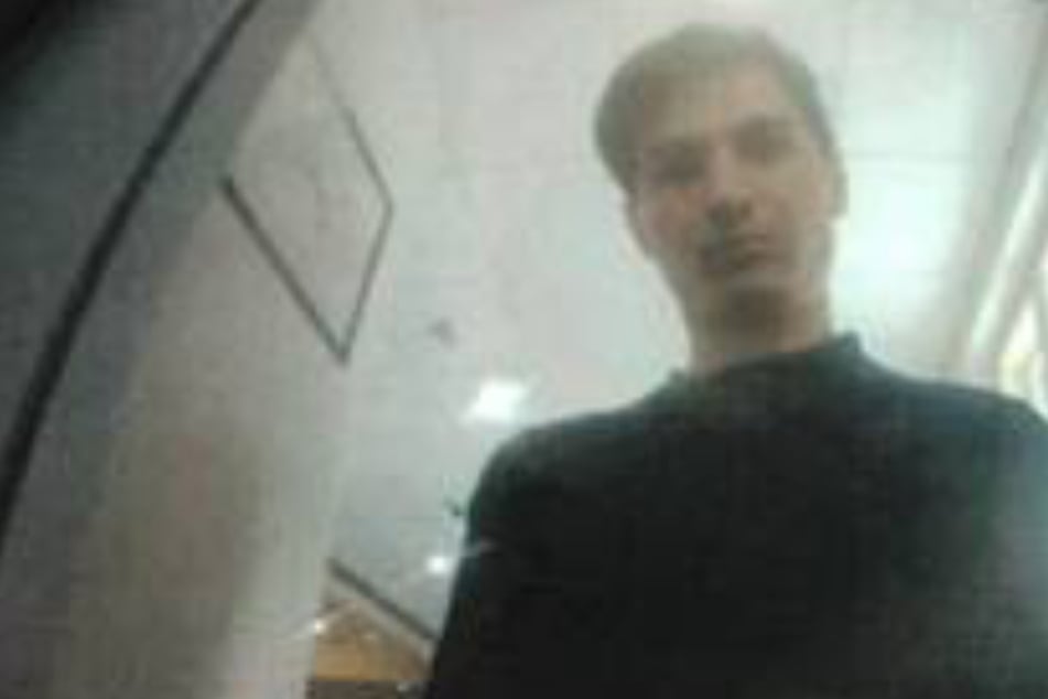 Frecher Diebstahl: Dieser Mann stiehlt Geldbörse aus Auto und hebt Geld ab