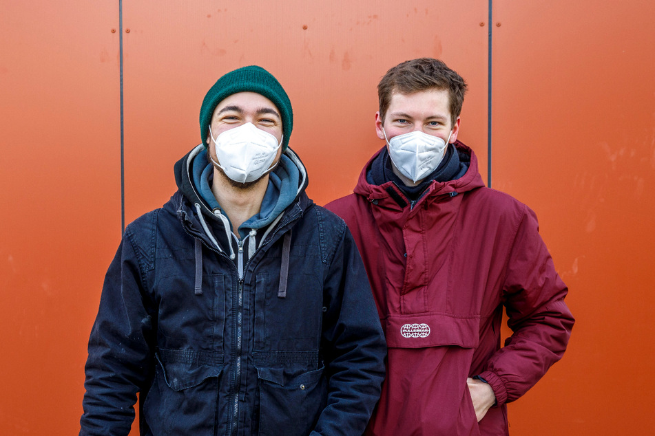 Vor dem Besuch bei den Großeltern lassen sich Theo (21, l.) und sein Mitbewohner Max (25) sicherheitshalber testen.