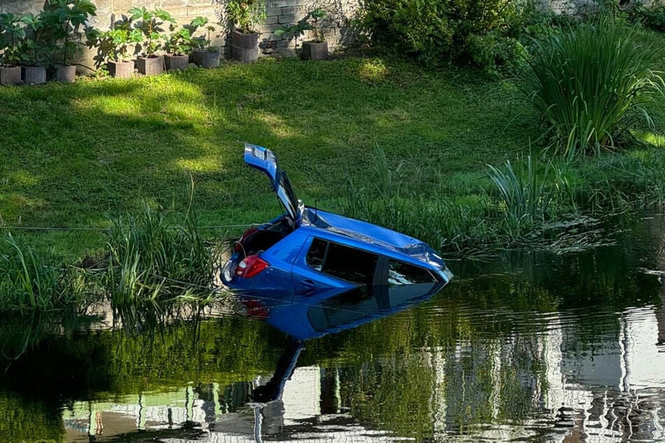 Der verunfallte Wagen musste durch die Feuerwehr aus der Aland gezogen werden.