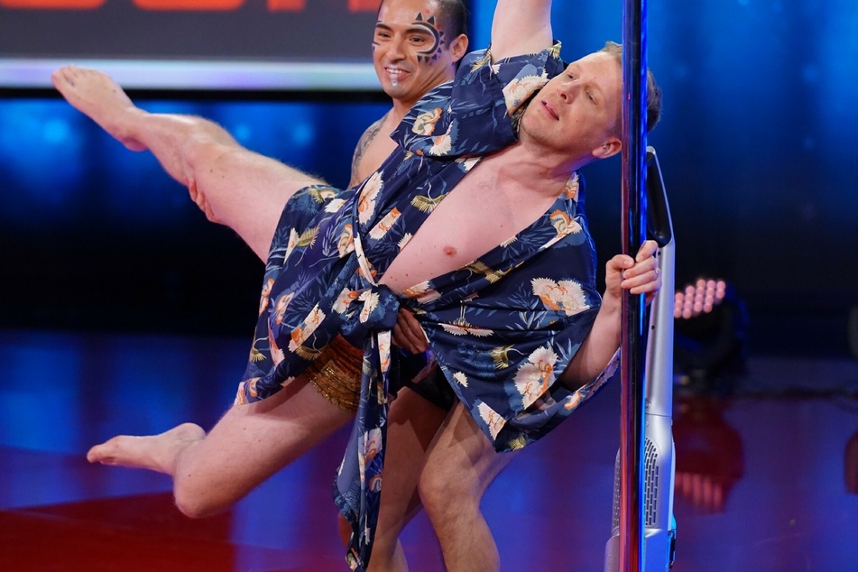 Ungeahnte Talente? Oliver Pocher kassiert Lacher während Poledance-Einlage