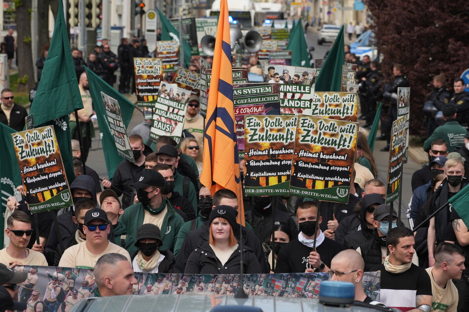 Anhänger der rechtsextremen Kleinpartei "Der III. Weg" laufen bei einem Aufmarsch durch Plauen am 1. Mai 2022.