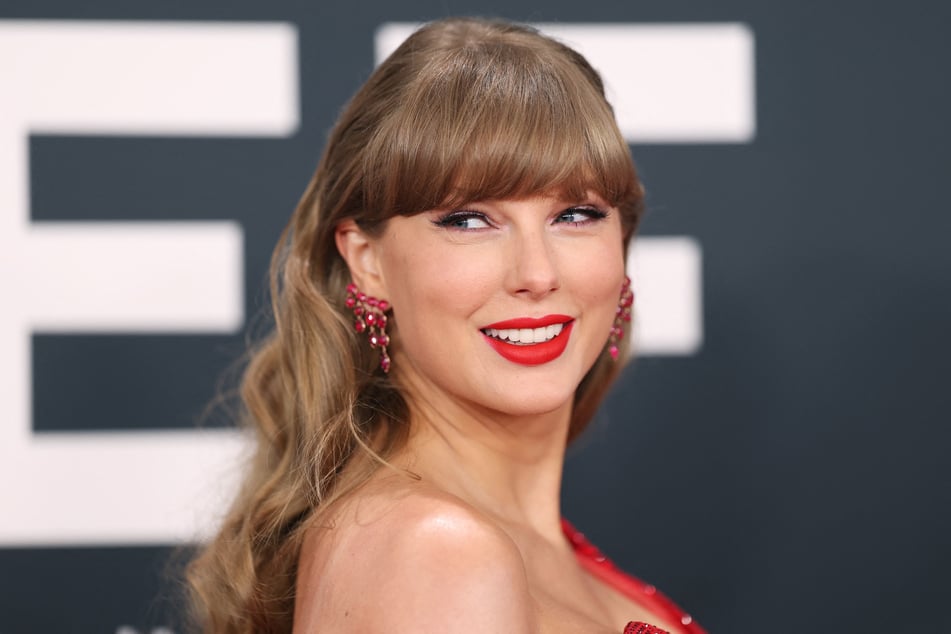Fans are losing their minds over these teasers hinting at Taylor Swift's latest music era. And the evidence is compelling!