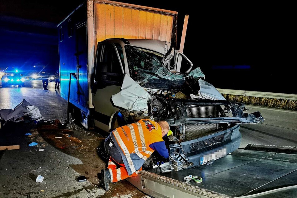 Der Unfallverursacher wurde zwischen zwei Sattelzügen eingeklemmt und schwer verletzt. Die Polizei ermittelt zum genauen Unfallhergang.