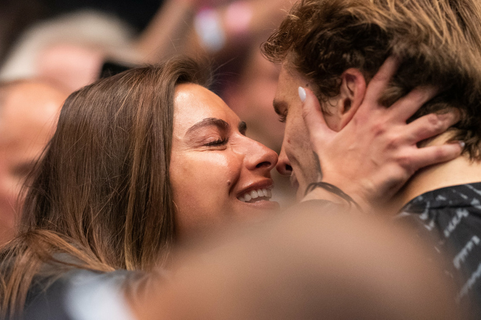 Sie können nicht die Finger voneinander lassen: Sophia Thomalla (32) und ihr neuer Freund Alexander Zverev (24).