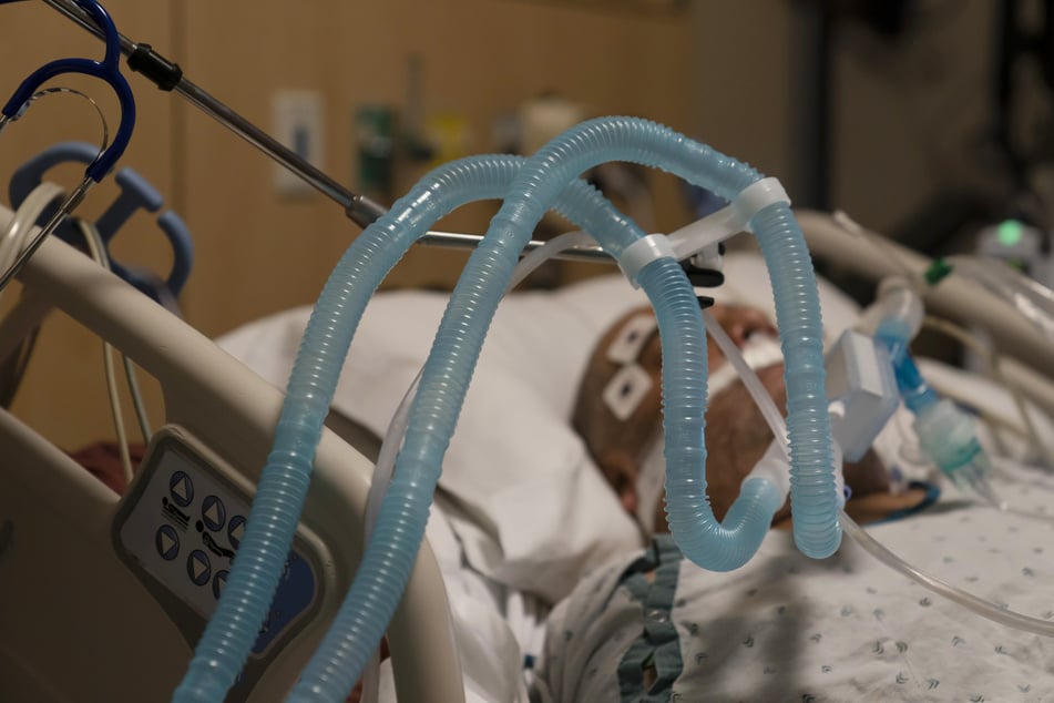 Beatmungsschläuche an einem COVID-19-Patienten in Los Angeles.