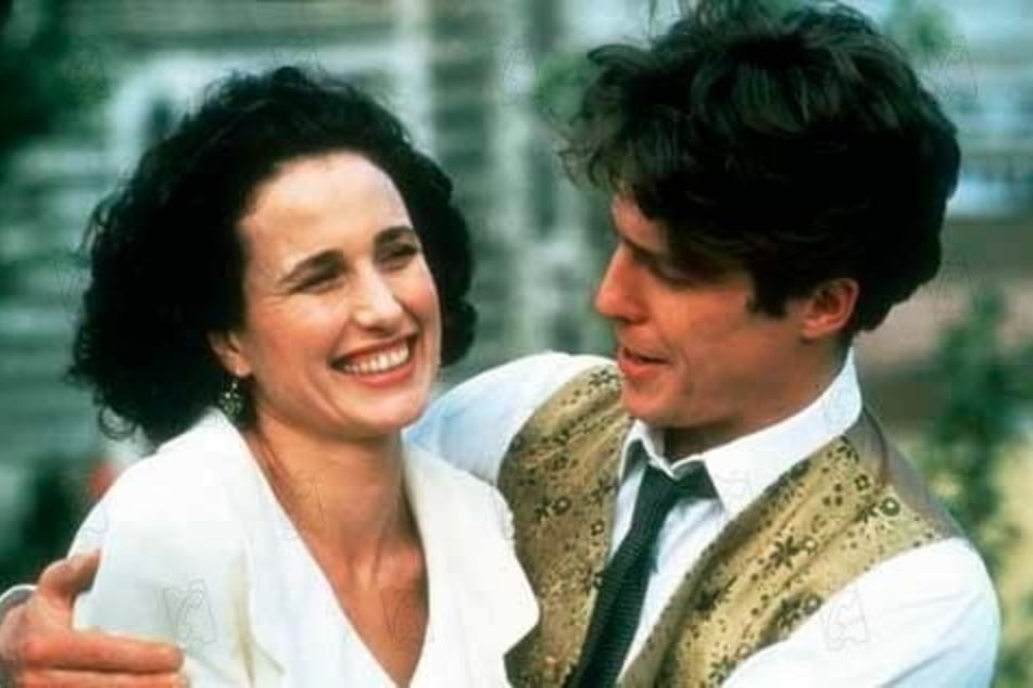 Andie MacDowell (66, l.) und Hugh Grant (64) brillieren in "Vier Hochzeiten und ein Todesfall".