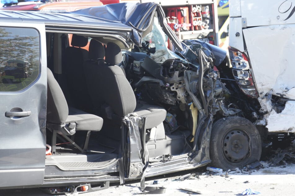 Beide Fahrzeuge waren nach dem heftigen Zusammenstoß nicht mehr fahrtüchtig.