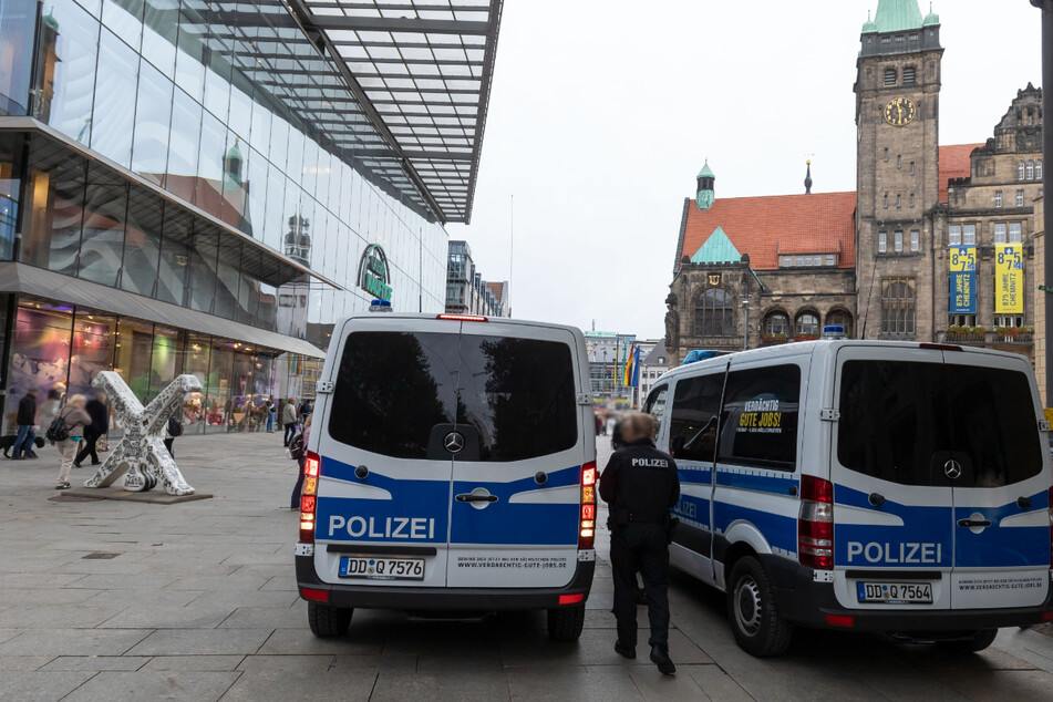 In Chemnitz hatten sich am Montagabend etwa 50 Personen auf dem Neumarkt versammelt, um gemeinsam spazieren zu gehen. Die Polizei nahm die Identitäten der Teilnehmer auf. (Archivbild)