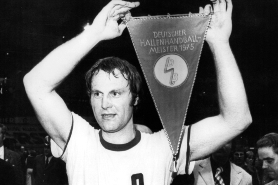 "Hansi" Schmidt (†80) hält in der Dortmunder Westfalenhalle nach der erfolgreichen Titelverteidigung den Meisterschafts-Wimpel in die Höhe
