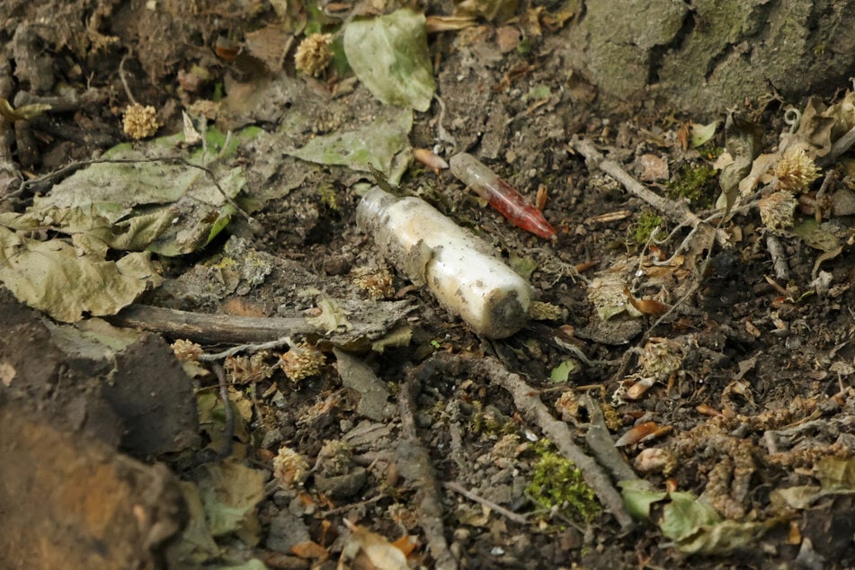 Zwei Fläschchen, gefüllt mit weißen und roten Stoffen, wurden auf dem ehemaligen Militärgelände im Ebersdorfer Wald gefunden.
