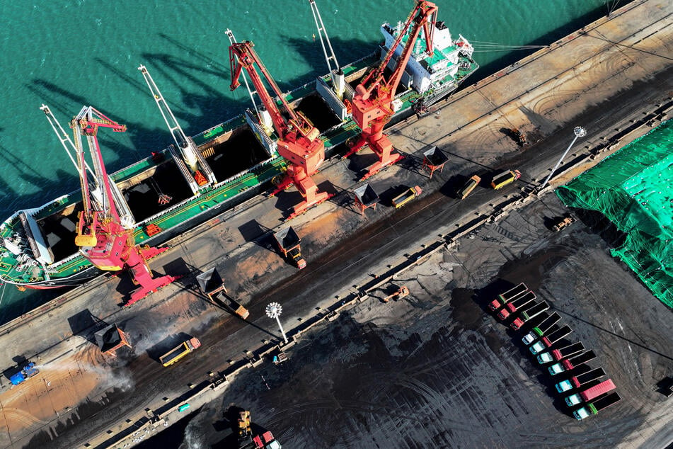 Coal is unloaded from cargo ships at the coal terminal of Lianyungang Port in Lianyungang, in eastern China's Jiangsu province on Wednesday.