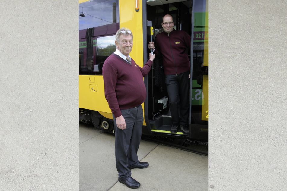 Einsteigen bitte: Für René Hoffmann (34, r.) geht ein Traum in Erfüllung. Als einer der ersten Straßenbahnfahrer darf er die neue Tram durch Dresden lenken.