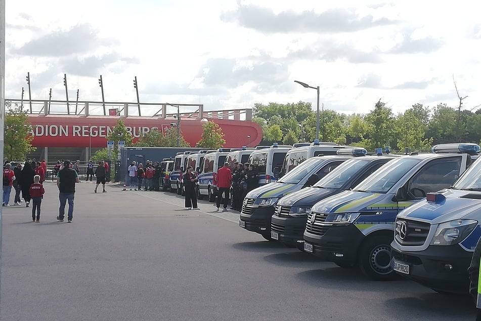 Die Polizei ist bereit, die ersten Energie-Fans treffen ein.