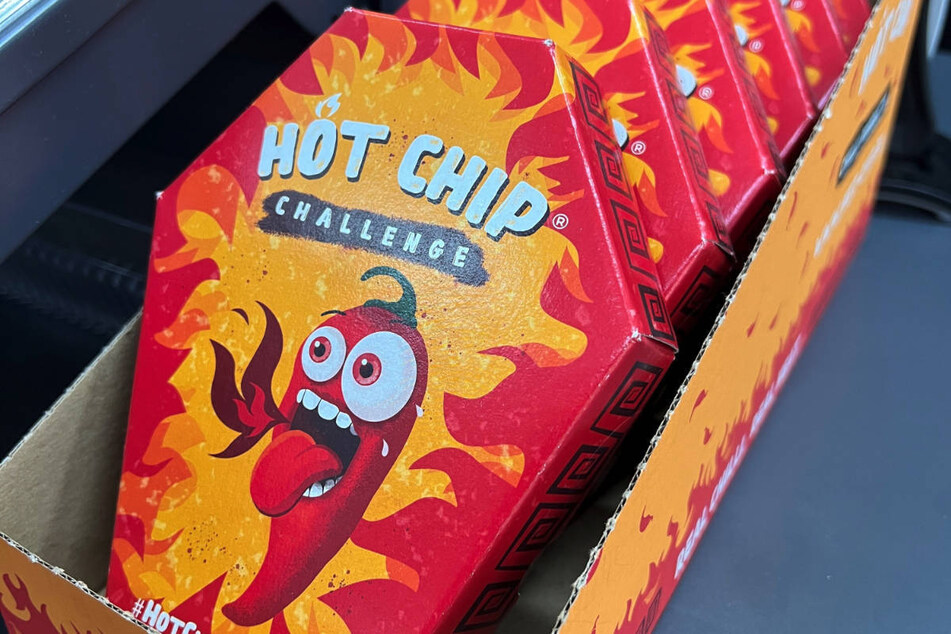 In der sargförmigen "Hot Chip Challenge"-Verpackung befindet sich lediglich ein äußerst scharfer Tortilla-Chip und ein Latexhandschuh zum Anfassen.