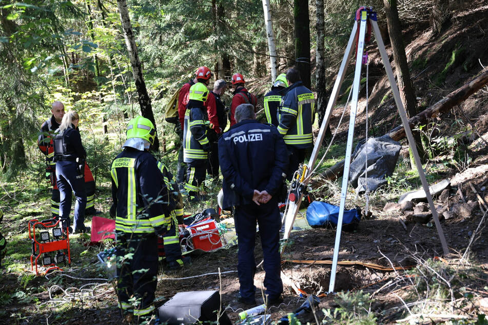 Die Einsatzkräfte der Feuerwehr und Bergwacht am ehemaligen Bergwerksstollen.