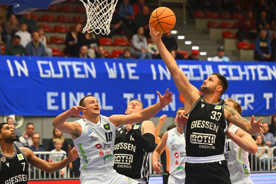 Mladen Vujic (r.) und die Gießen 46ers zerstörten die Dresdner Heimserie. Da konnte auch Wes Dreamer (l.) nichts ändern.