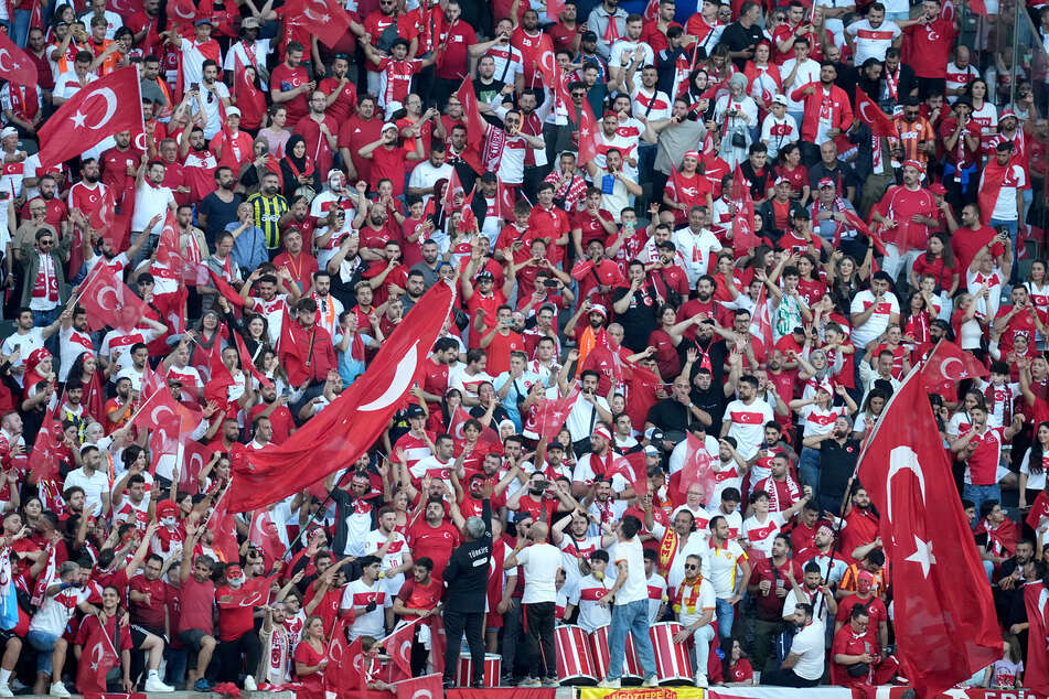 Die türkischen Fans sorgen im Berliner Olympiastadion für eine lautstarke Kulisse.