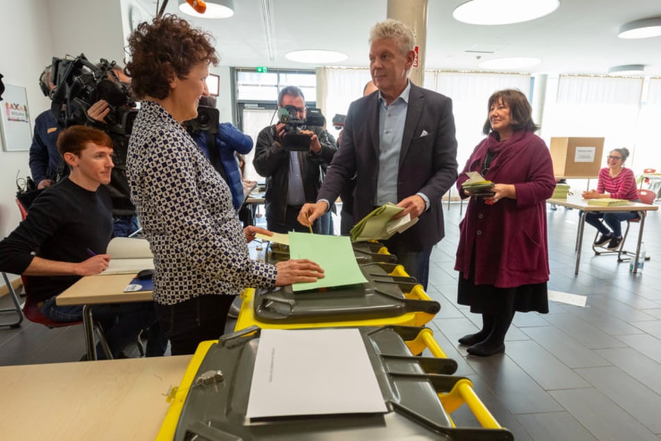 Kommunalwahl: Höhere Wahlbeteiligung, Verzögerung wegen fehlender Helfer