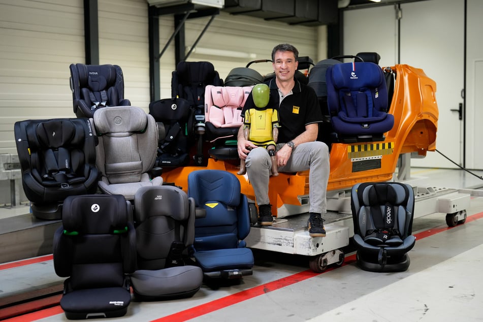 ADAC-Testleiter Andreas Ratzek mit den 17 getesteten Kindersitzen.