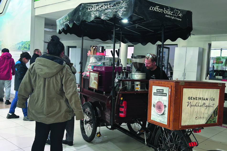 An diesem umgebauten Dreirad werden zahlreiche Kaffeespezialitäten serviert.