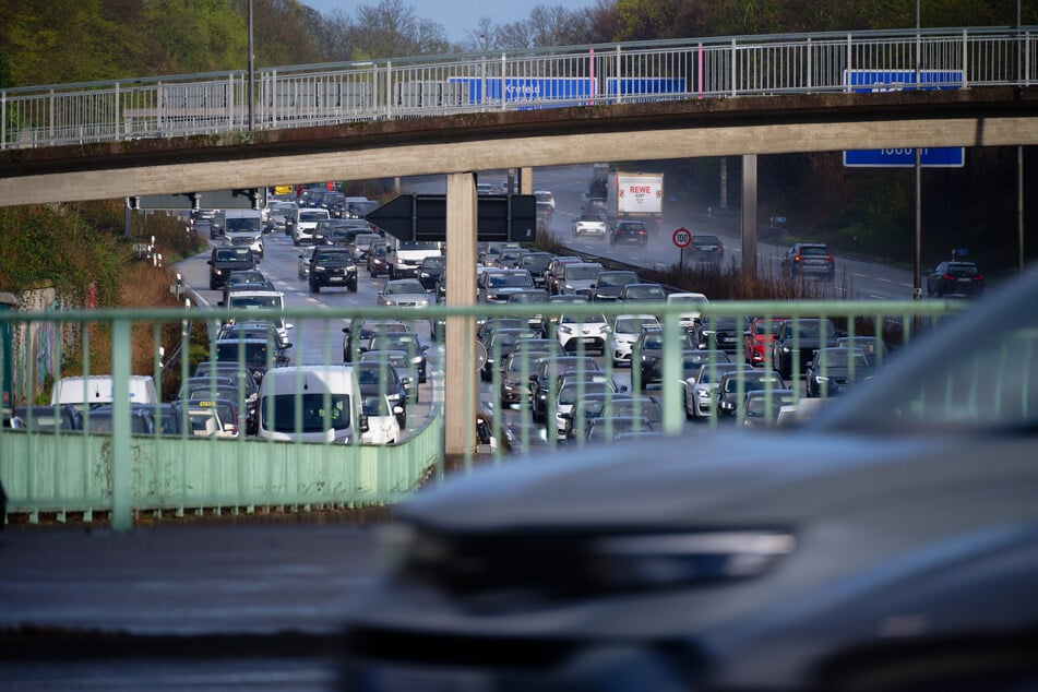 Die A57 musste für längere Zeit gesperrt werden, weshalb sich der Verkehr staute.
