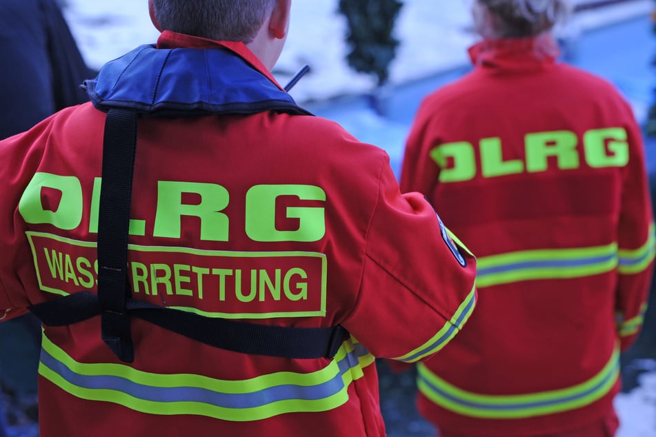 Großer Schock am Hochzeitstag: Brautpaar sieht Leiche im Wasser treiben!