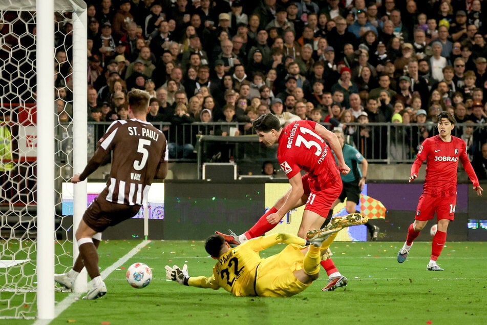 Igor Matanovic (22) traf beim Spiel des FC St. Pauli gegen SC Freiburg gleich doppelt gegen seinen Ex-Klub.